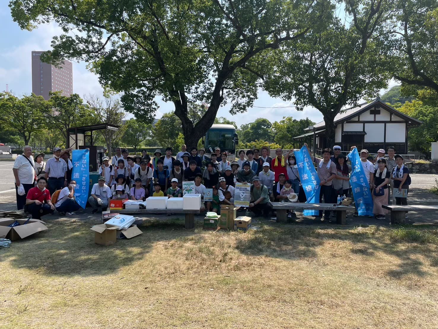 クリーン＆コネクト和歌山 8月清掃活動 - 和歌山城周辺でのごみ拾い活動、若者ボランティアが地域美化に取り組む様子